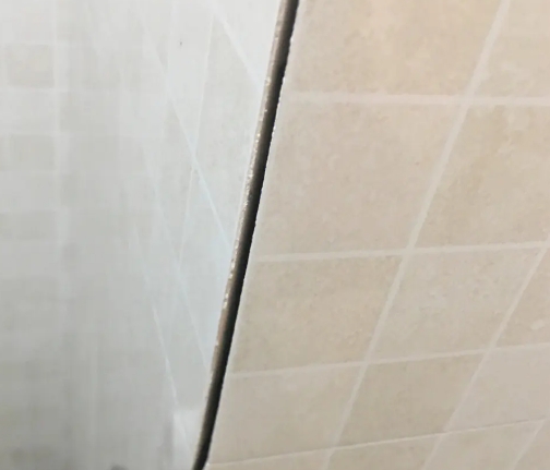 铁门关瓷砖空鼓维修公司分享阳台瓷砖脱落的修复过程可以分为以下几个步骤