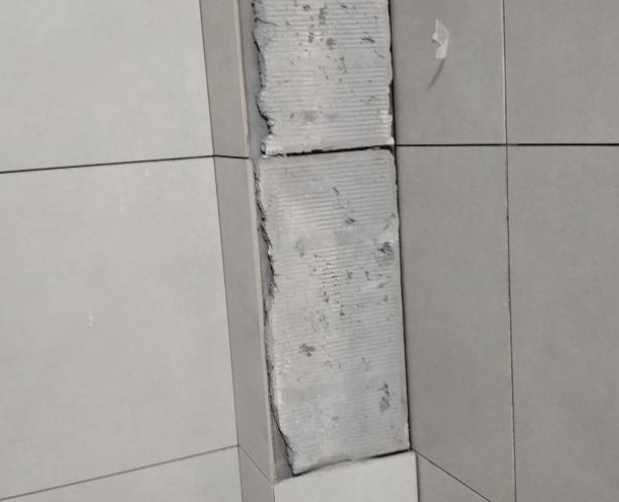 铁门关瓷砖空鼓维修公司分享下瓷砖施工前基层浇水润湿程度不足，可能导致以下问题