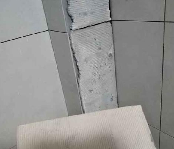 铁门关瓷砖空鼓维修公司分享下厨房瓷砖脱落的补救措施。